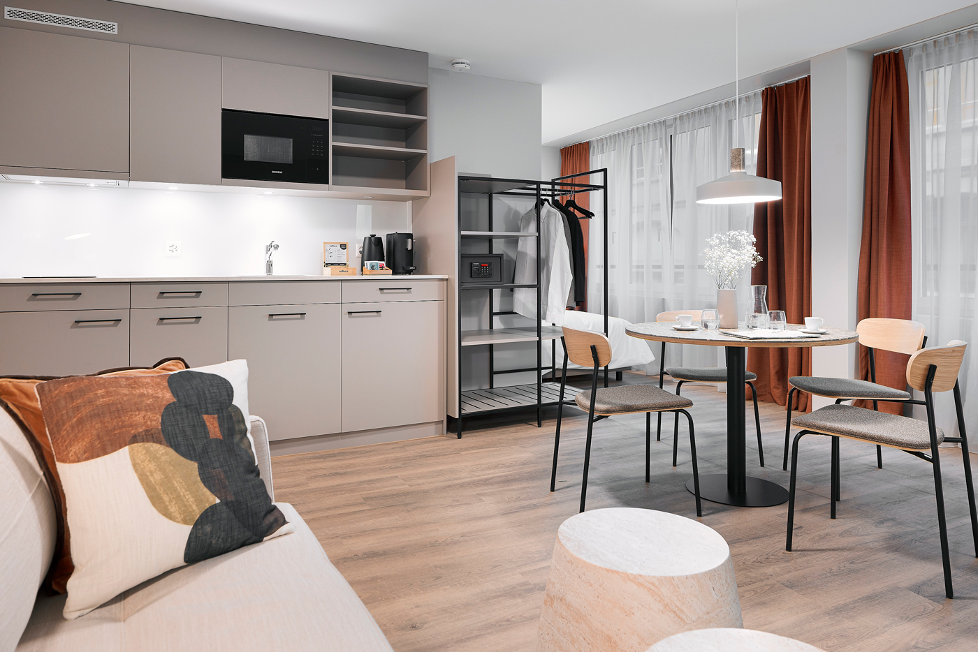 Studio Family Küche mit Esstisch, Stay Sunday Hornergasse Zürich