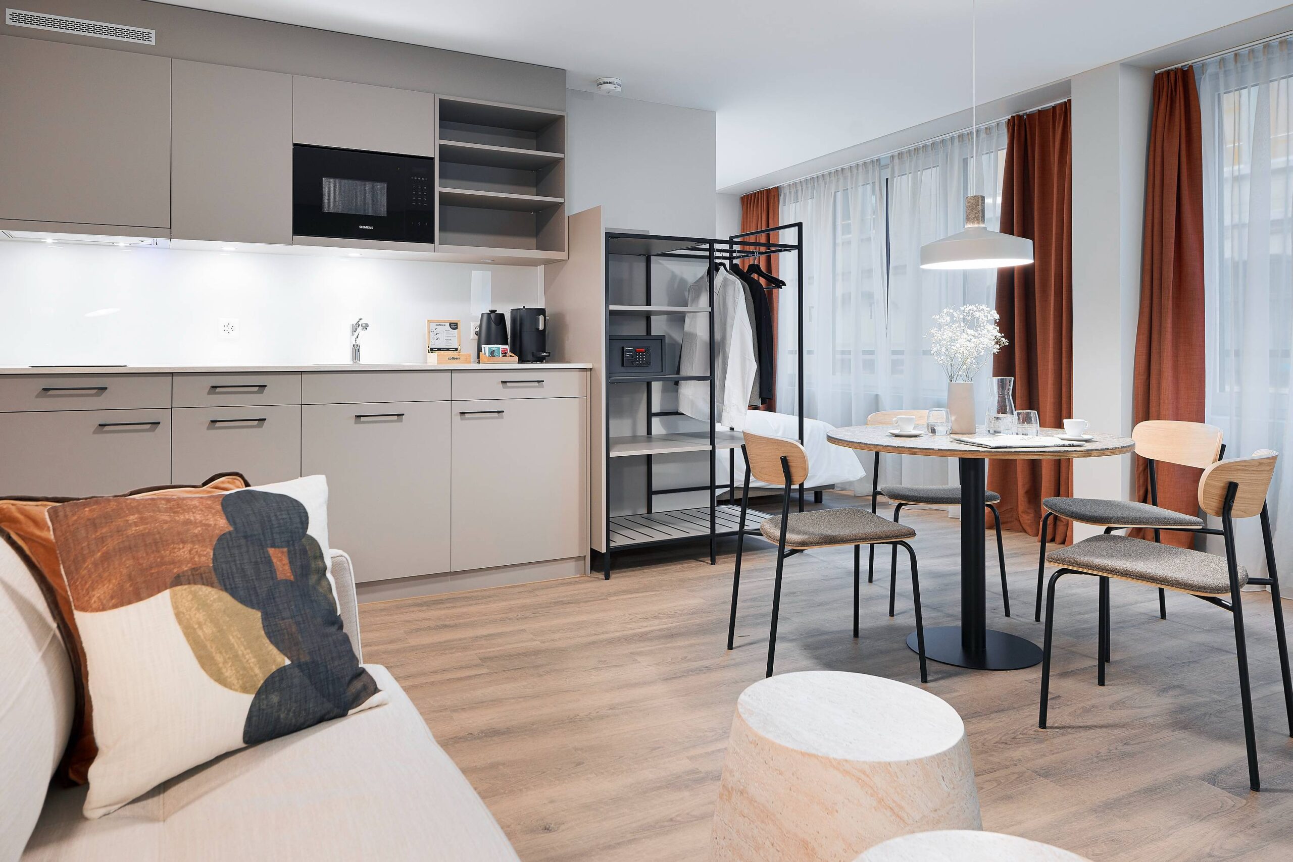 Studio Family Wohnraum mit Esstisch und Sofa, Stay Sunday Hornergasse Zürich