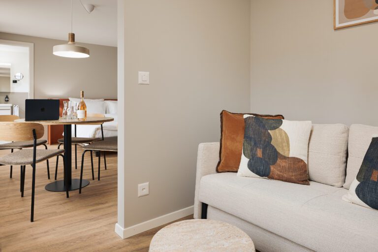 Studio Plus Tisch + Sofa Edit Stay Sunday Hornergasse By Patrick Armbruster