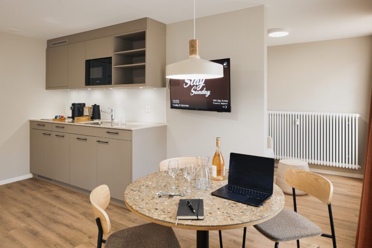 Studio Plus Tisch + Tv Mit Lampe Edit Stay Sunday Hornergasse By Patrick Armbruster